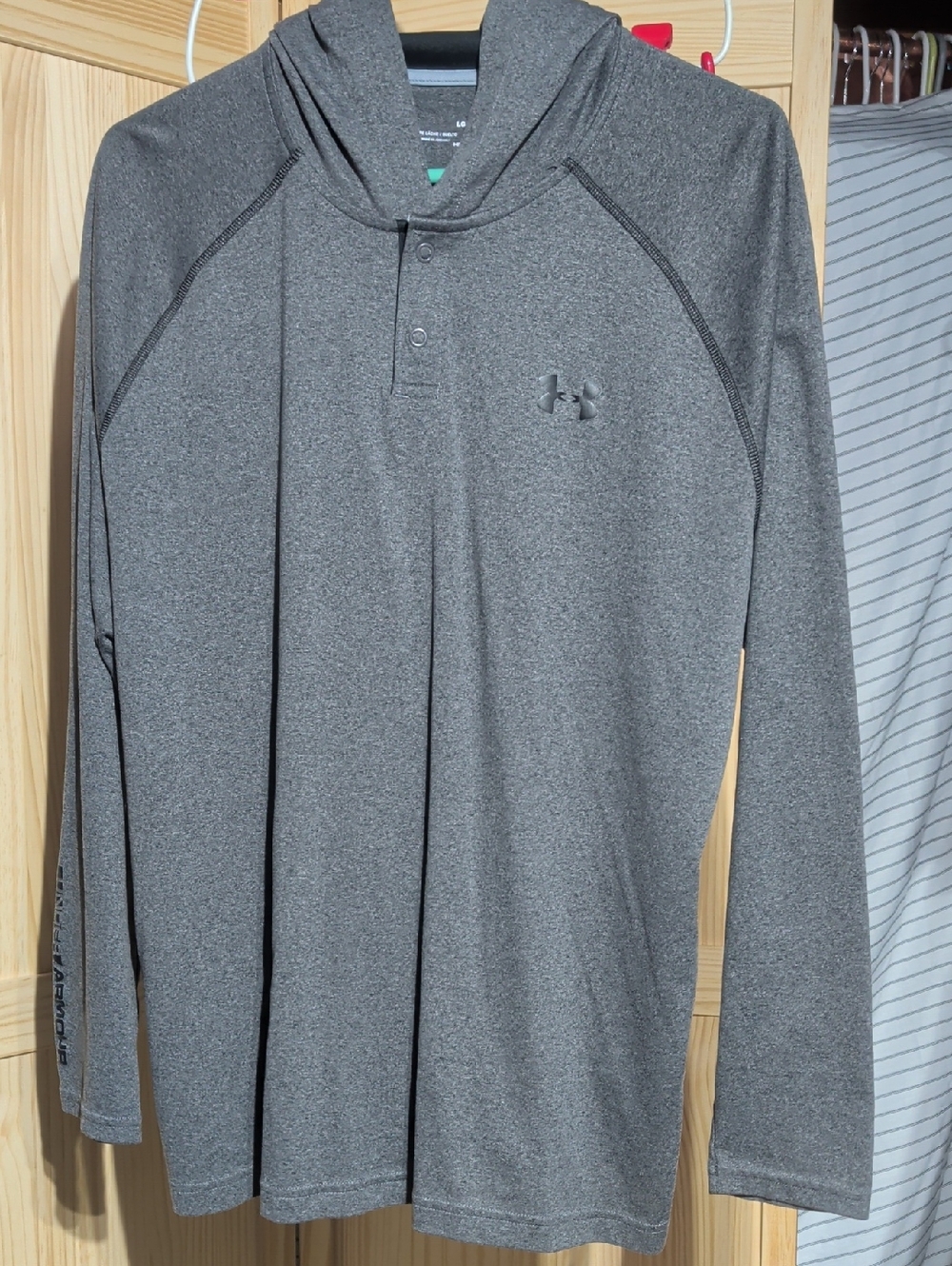 Under Armour Men’s Charcoal Gray Hooded Long-Sleeve Performance Shirt